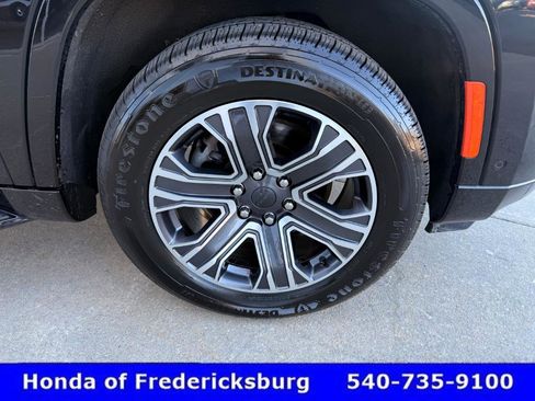 Used 2024 Jeep Wagoneer L Series II w/ Flexible Seating Group image 13