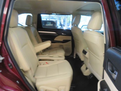 Used 2019 Toyota Highlander SE image 25