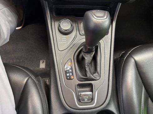 Used 2019 Jeep Cherokee Latitude Plus w/ Comfort/Convenience Group AWD/4WD image 15