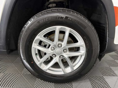 Used 2023 Jeep Grand Cherokee Laredo RWD image 10