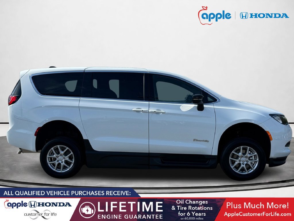 Used 2026 Chrysler Voyager LX FWD image 2