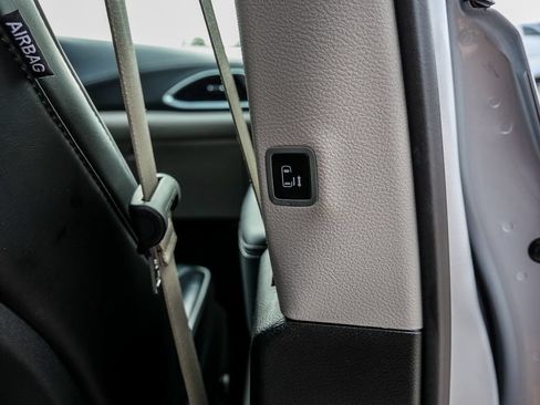 Used 2024 Chrysler Pacifica Limited FWD image 24