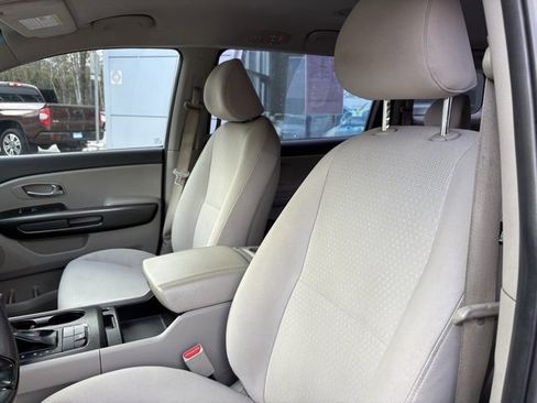 Used 2018 Kia Sedona L image 14