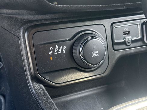 Used 2021 Jeep Renegade Latitude AWD/4WD image 14