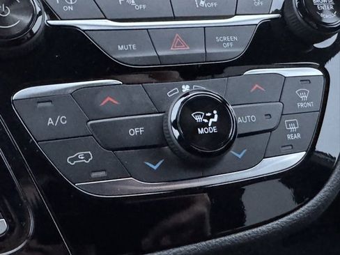 Used 2024 Chrysler Pacifica Select image 16