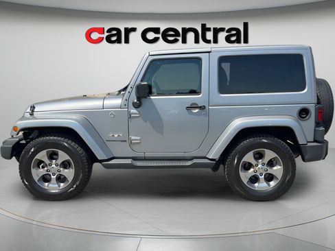 Used 2018 Jeep Wrangler Sahara w/ Connectivity Group AWD/4WD image 2