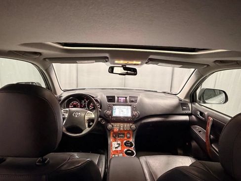 Used 2012 Toyota Highlander Limited w/ Tow Pkg AWD/4WD image 9