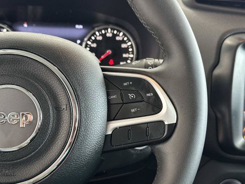 Used 2018 Jeep Renegade Latitude w/ UConnect 8.4 Nav Group FWD image 22