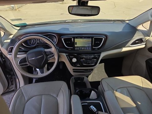 Used 2020 Chrysler Pacifica Limited image 6