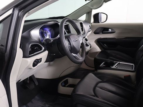 Used 2023 Chrysler Pacifica Touring-L image 21