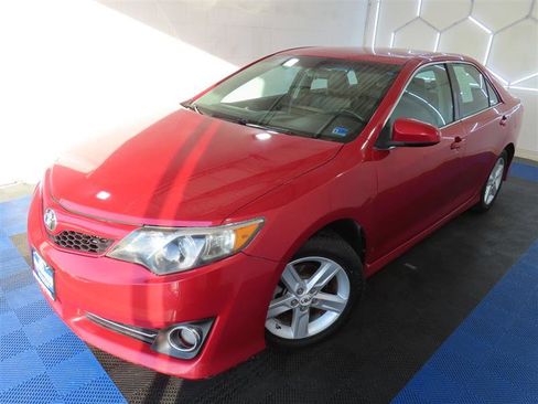 Used 2012 Toyota Camry SE w/ Preferred Accessory Pkg FWD image 4