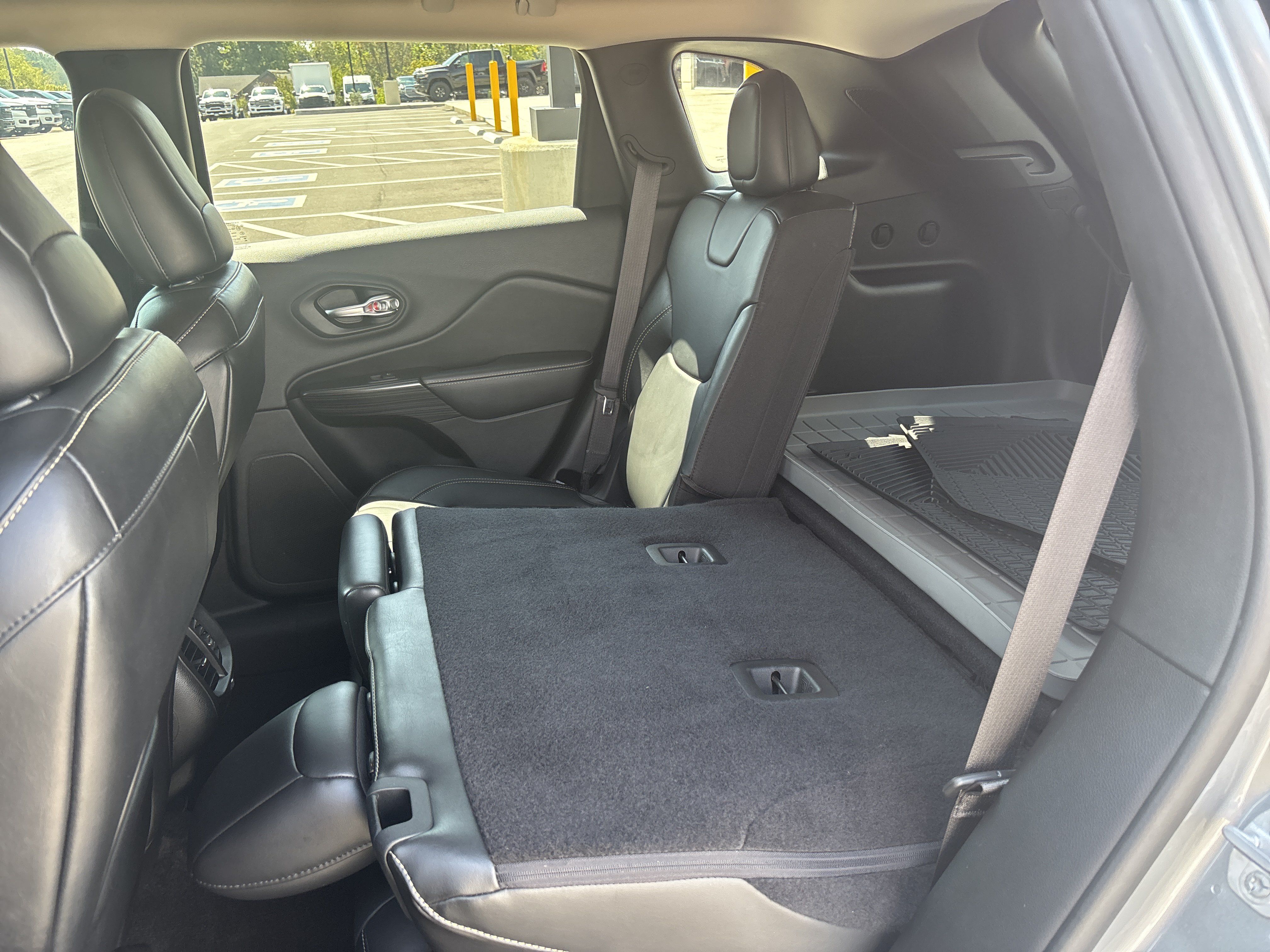 Used 2015 Jeep Cherokee Limited FWD image 34
