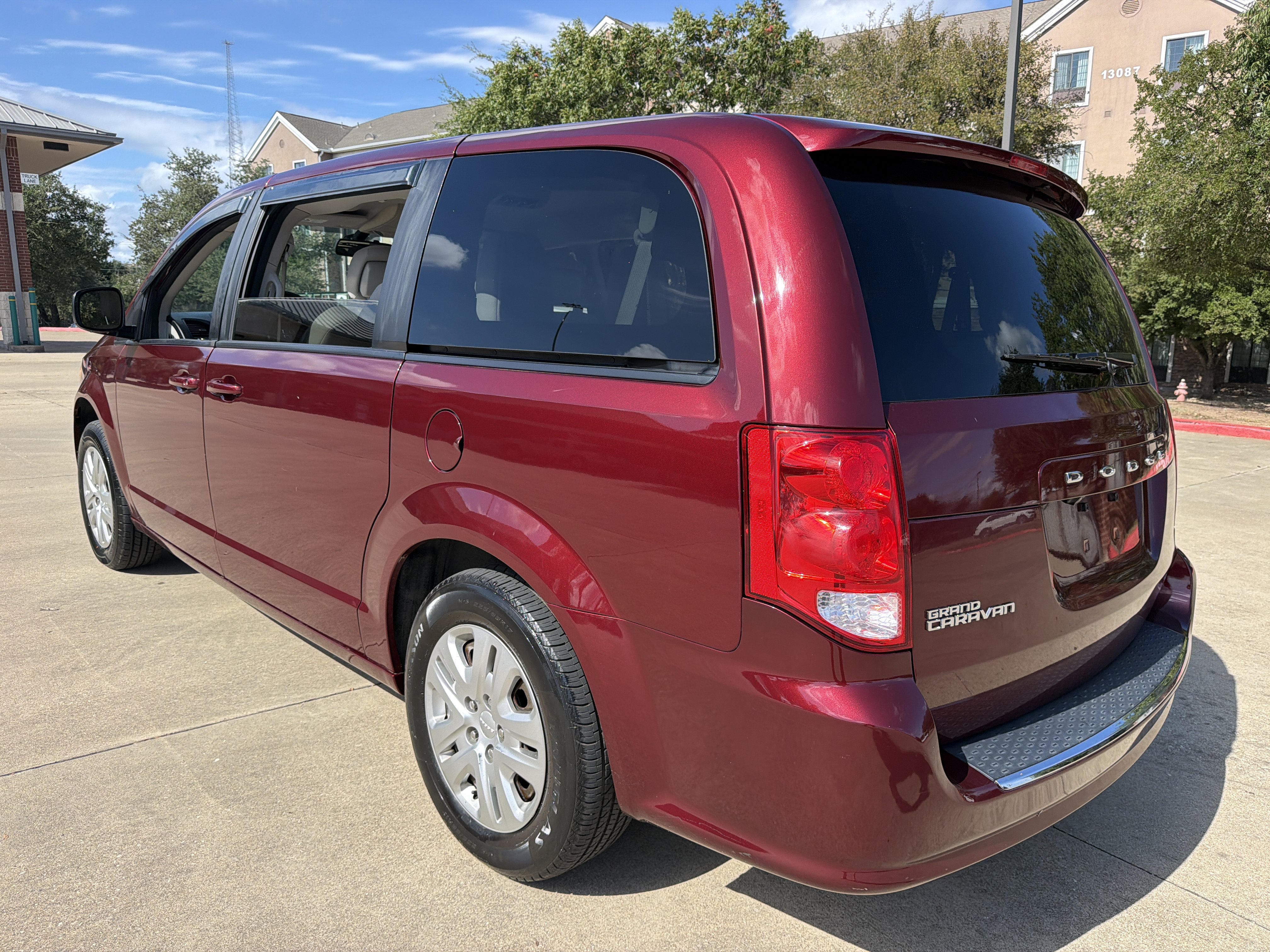 Used 2018 Dodge Grand Caravan SE w/ UConnect Hands-Free Group FWD image 5