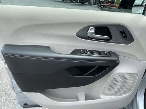 Used 2024 Chrysler Pacifica Touring-L FWD image 14