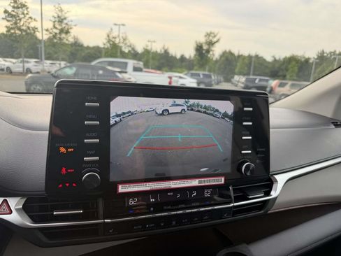 Used 2024 Toyota Sienna XLE FWD image 11