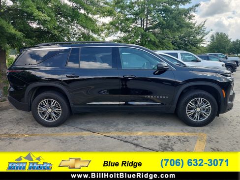 Used 2025 Chevrolet Traverse LT FWD image 1