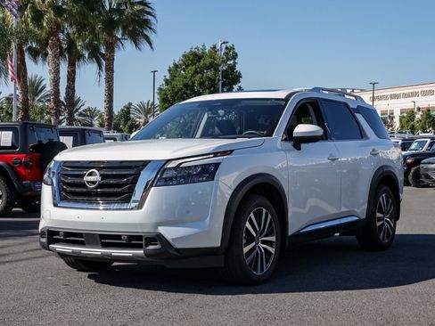 Used 2025 Nissan Pathfinder Platinum w/ Cargo Package image 3