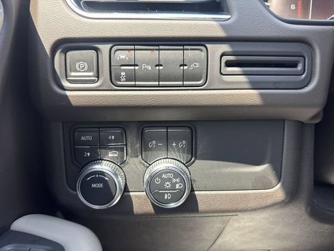 Certified 2021 GMC Yukon SLT w/ SLT Premium Package AWD/4WD image 17