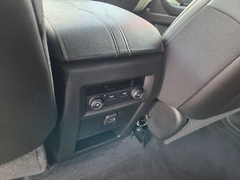 Used 2023 Chevrolet Traverse LT FWD image 8