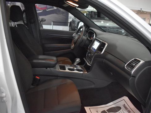 Used 2018 Jeep Grand Cherokee Laredo AWD/4WD image 33