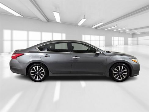 Used 2017 Nissan Altima 2.5 SV w/ Convenience Package image 8