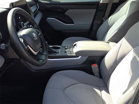 Used 2023 Toyota Highlander L image 17