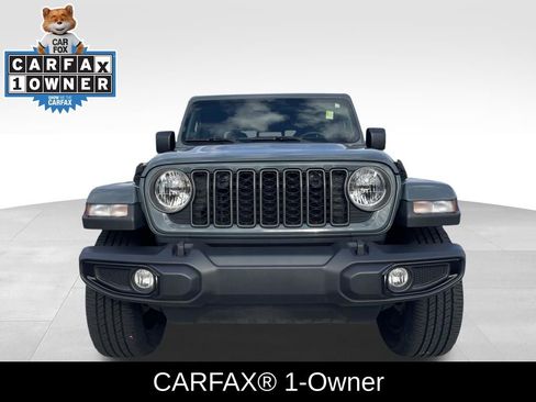Used 2025 Jeep Gladiator Sport image 2