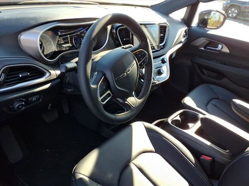 New 2026 Chrysler Pacifica Select image 15