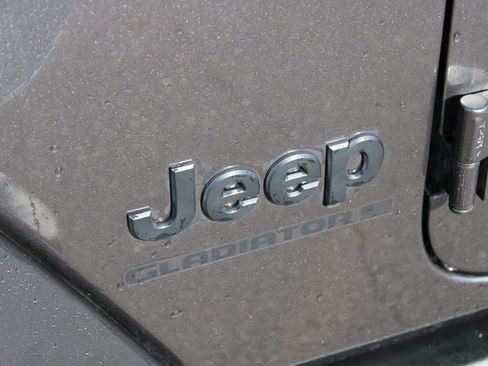 Used 2024 Jeep Gladiator Sport image 9