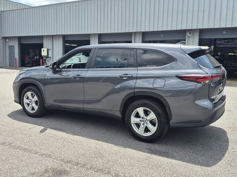Used 2024 Toyota Highlander LE FWD image 6