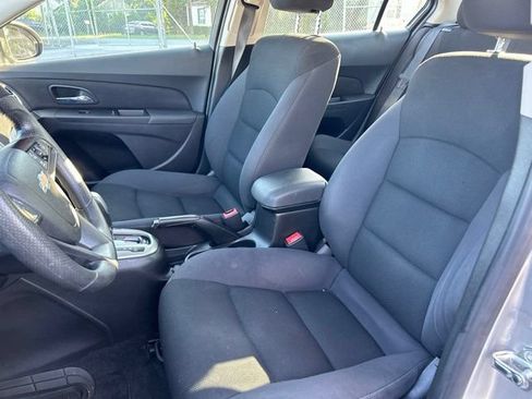 Used 2016 Chevrolet Cruze LT w/ Technology Package FWD image 8