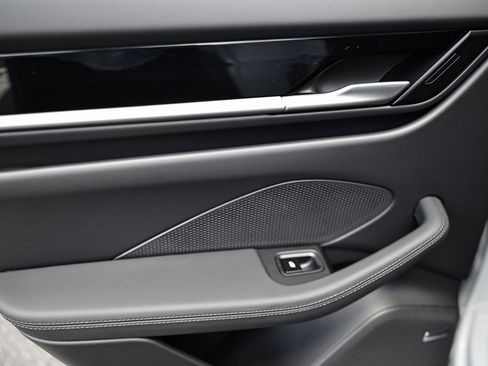 New 2025 Porsche Macan Electric image 25