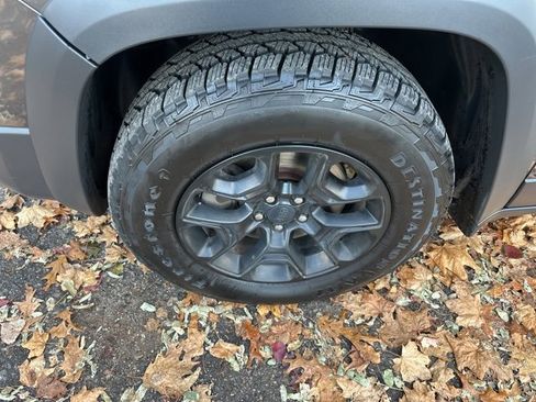 Used 2019 Jeep Cherokee Trailhawk w/ Cold Weather Group image 9