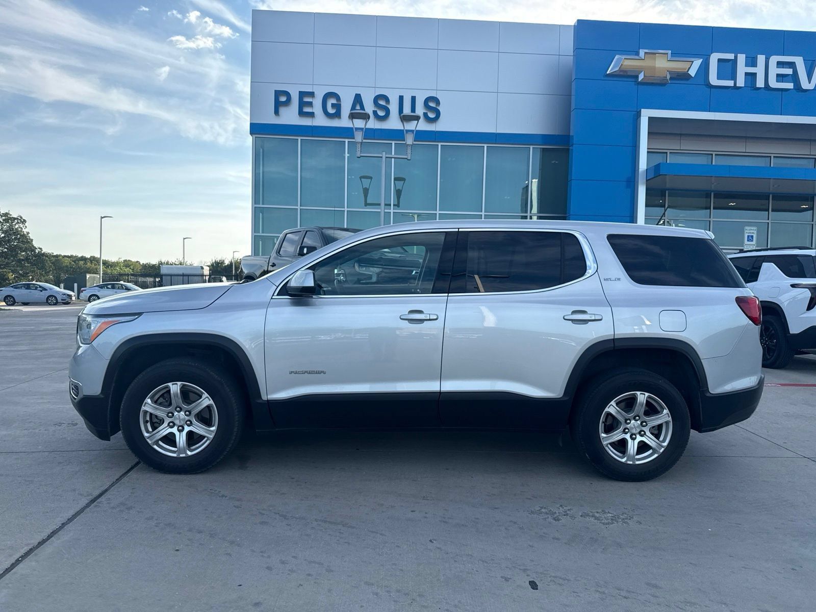 Used 2019 GMC Acadia SLE w/ LPO, Cargo Package FWD image 2