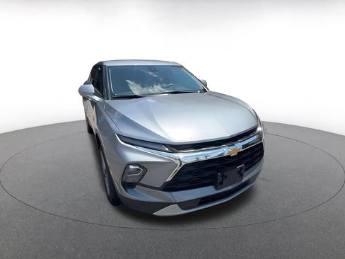 Used 2025 Chevrolet Blazer LT FWD image 3