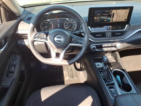 Used 2024 Nissan Altima 2.5 SV w/ SV Premium Package image 10
