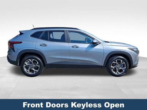 Used 2025 Chevrolet Trax LT w/ LT Convenience Package FWD image 9