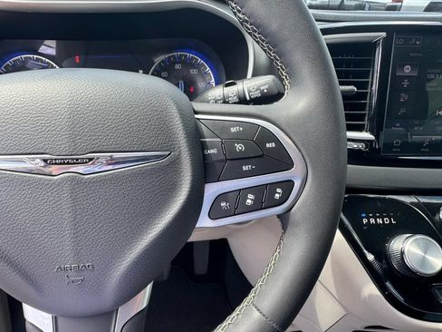 Used 2023 Chrysler Pacifica Touring-L FWD image 25