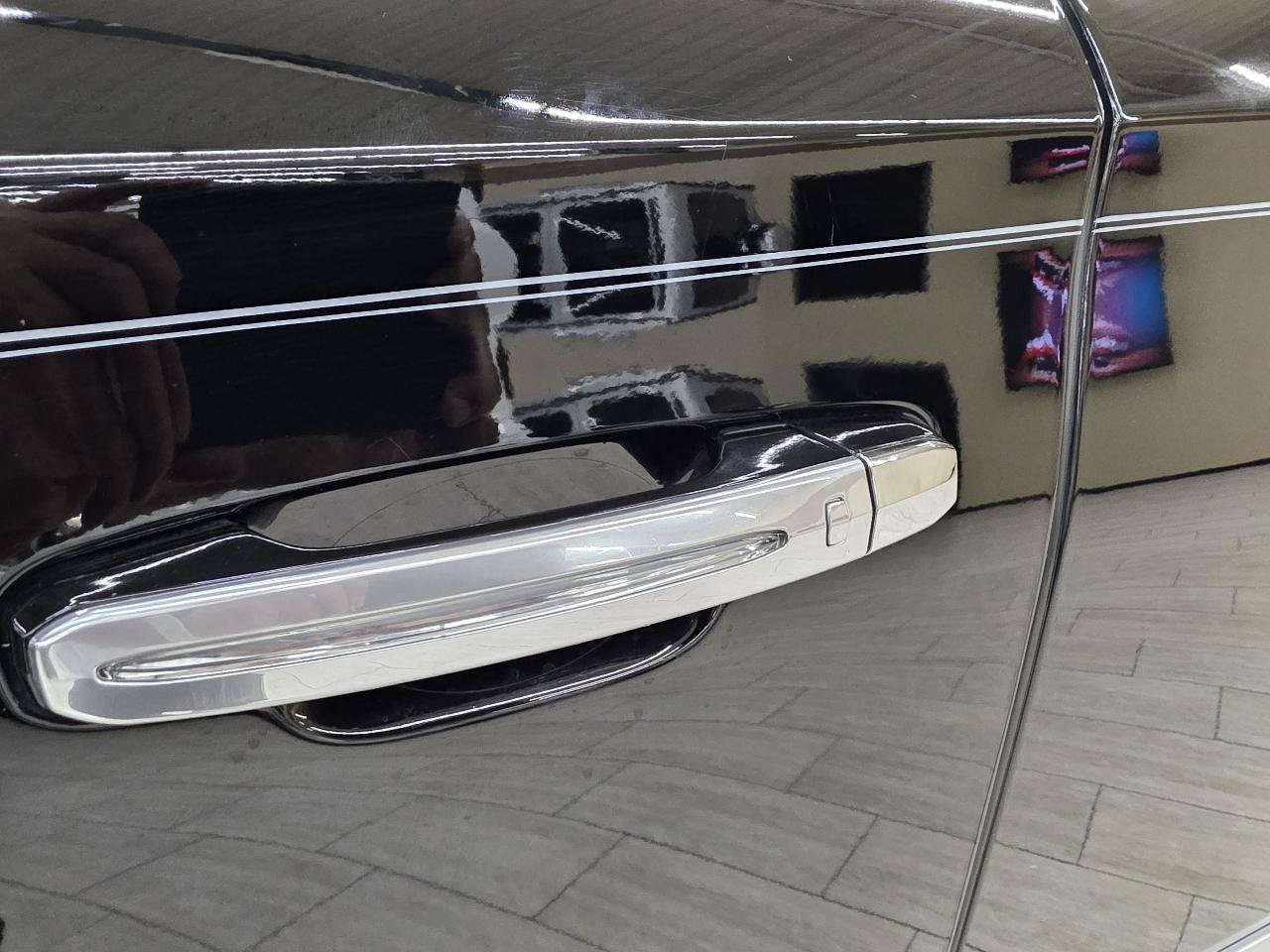 Used 2018 Cadillac Escalade ESV Platinum AWD/4WD image 13