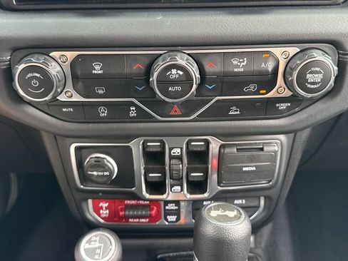 Used 2025 Jeep Wrangler Unlimited Rubicon AWD/4WD image 30