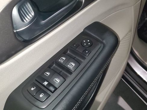 Used 2023 Chrysler Pacifica Touring-L FWD image 21
