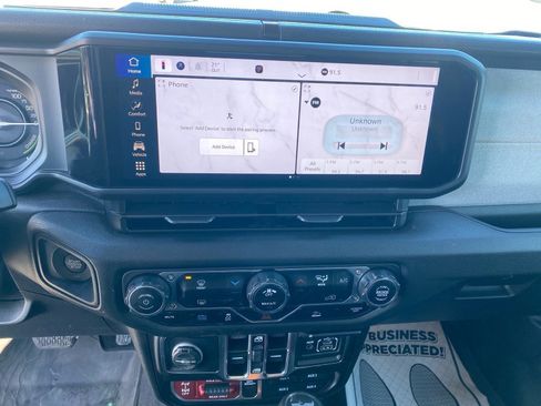 Used 2025 Jeep Wrangler Willys image 9