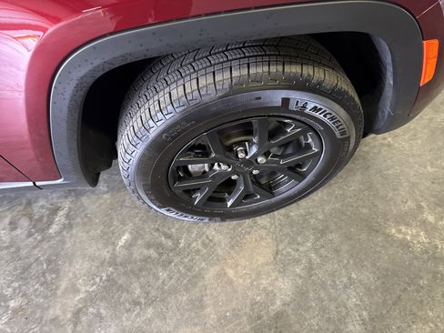 Used 2025 Jeep Grand Cherokee Altitude image 8