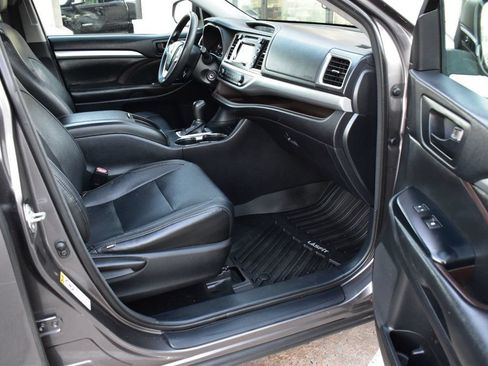 Used 2014 Toyota Highlander LE FWD image 16