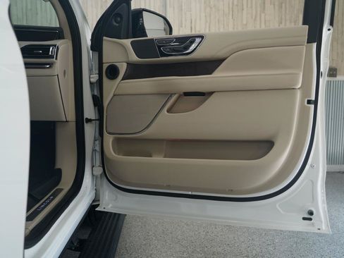 Used 2020 Lincoln Navigator Reserve w/ Cargo Convenience Package RWD image 34
