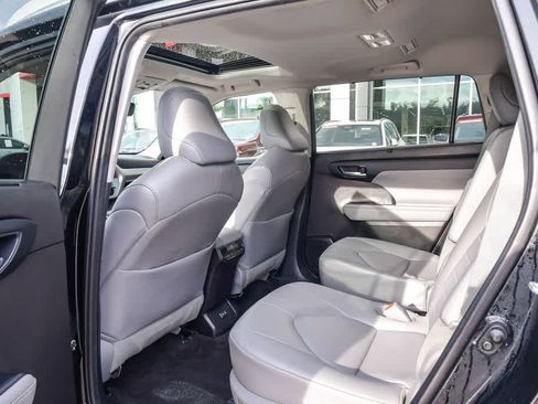 Used 2023 Toyota Highlander XLE image 18