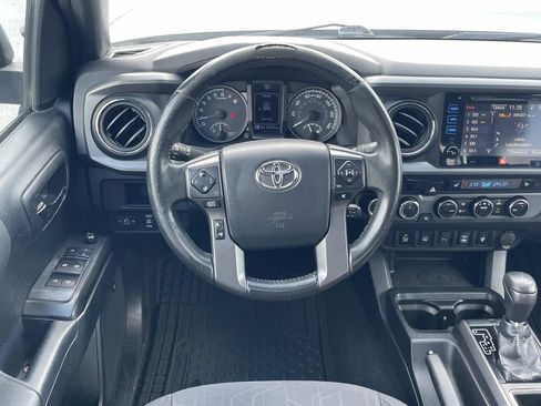 Used 2017 Toyota Tacoma TRD Off-Road AWD/4WD image 13