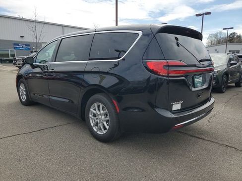 New 2026 Chrysler Pacifica Select image 4