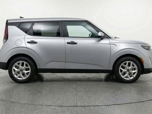 Used 2025 Kia Soul LX w/ LX Technology Package FWD image 11