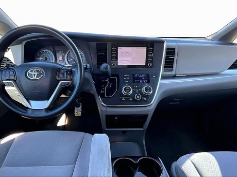 Used 2018 Toyota Sienna LE image 14